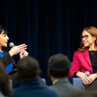 梅丽莎Harris-Perry, left, chats with President 曼 who has a microphone in her hand